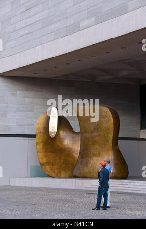 Eine große Skulptur von Henry Moore erscheint vor dem Eingang des Ostflügels der National Gallery of Art in Washington, DC. Stockfoto