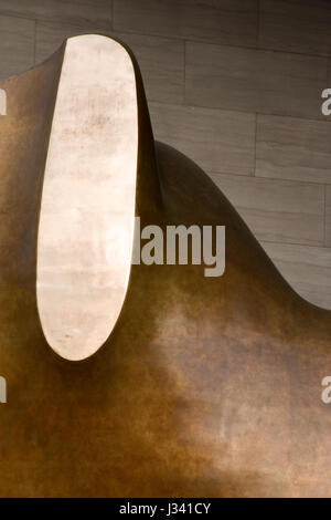 Eine große Skulptur von Henry Moore erscheint vor dem Eingang des Ostflügels der National Gallery of Art in Washington, DC. Stockfoto