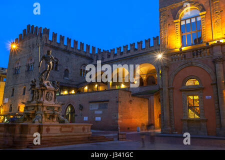 Brunnen von Neptun & der Podestà Palast. Piazza del Nettuno, Bologna. Emilia Romagna, Italien. Stockfoto