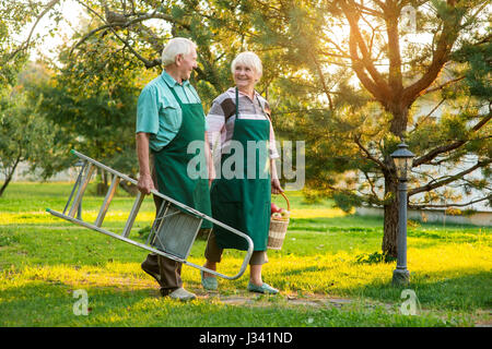 Glückliche alte paar Hand in Hand. Stockfoto