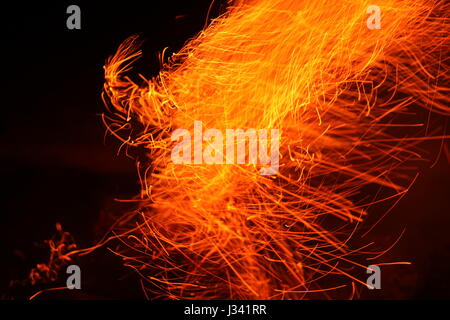 Hochauflösender Nahaufnahme der Lagerfeuer, mit langer Belichtungszeit für die grafische Wirkung der Funken. Stockfoto