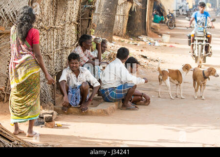 Anschauliches Bild. Pondicherry, Tamil Nadu, Indien - 21. April 2014. Szenen aus dem Leben in kleinen armen Dörfern, Lebensart, Armut für viele Frau, Mann, Stockfoto