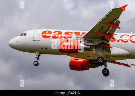 EasyJet Airbus. Landung Airbus A319-111 Stockfoto