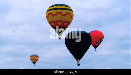 Bunte Heißluft Ballons fliegen Stockfoto