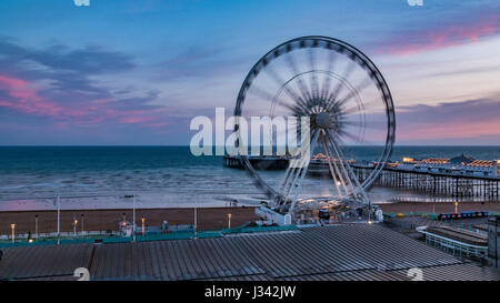 Blick auf die viktorianische Brighton Pier und das Brighton Rad bei Sonnenuntergang Stockfoto