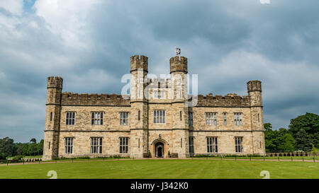 Blick auf eine mittelalterliche Wasserburg in England Stockfoto