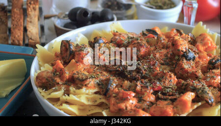 Nahaufnahme der leckere Pasta mit frischem Lachs und schwarzen Oliven Stockfoto