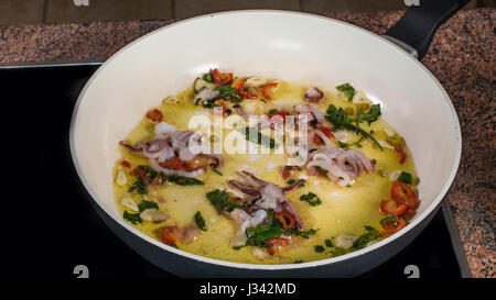 Coooking schwarze Nudeln mit Kalamari (Tintenfisch) und Tinte Stockfoto