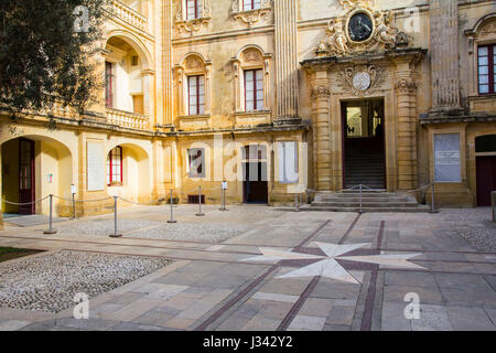 Vorplatz des Palazzo Vilhena, einem französischen Barock-Stil Palast im 1726 durch Portugiesisch Großmeister des Ordens von St. John, Antonio Manoel in Auftrag gegeben. Stockfoto