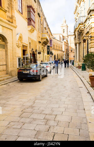 Die engen Gassen und Gänge der mittelalterlichen Stadtmauer Mdina in der nördlichen Region von Malta laden zum erkunden.  Mdina, Malta. Stockfoto