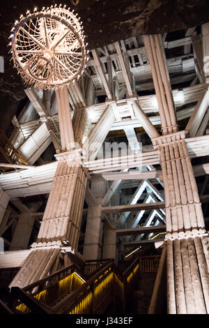 Wieliczka, Polen 20. Oktober 2016. Eines der riesigen unterirdischen Gewölben in Wieliczka Salzbergwerk mit einem Kronleuchter aus geschnitzten Quarz hängen gemacht Stockfoto