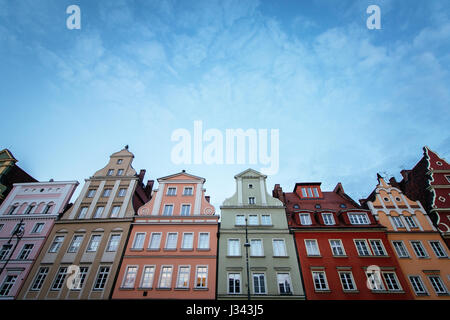 Wroclaw, Polen 22. Oktober 2016. Bunten Häuser in der historischen Markt-Quadrat von Breslau mit klaren blauen Himmel im Hintergrund Stockfoto