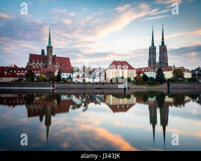 Wroclaw, Polen 22. Oktober 2016. Panoramablick über Ostrow Tumski in Breslau bei Sonnenaufgang mit wunderschönen Wolken am Himmel. Ostrow Tumski (Kathedrale ist Stockfoto