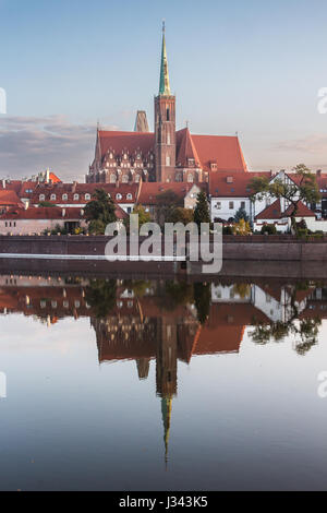 Wroclaw, Polen 22. Oktober 2016. Kirche des Heiligen Kreuzes (St. Bartholomäus) auf Ostrow Tumski (Dominsel) spiegelt sich im Fluss oder im Morgengrauen. Stockfoto