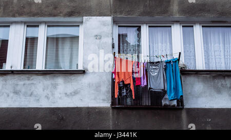 Gewaschene Wäsche hing an trockenen Außenseite der Fenster von einem kommunistischen Stil Wohnung blockieren in Wroclaw, Polen. Stockfoto