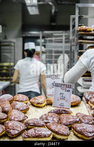 22. Oktober 2016 Wroclaw/Breslau, Polen. Gebäck zum Verkauf an die berühmten Stara Paczkarnia Donut-Shop in Breslau aufgereiht. Stockfoto