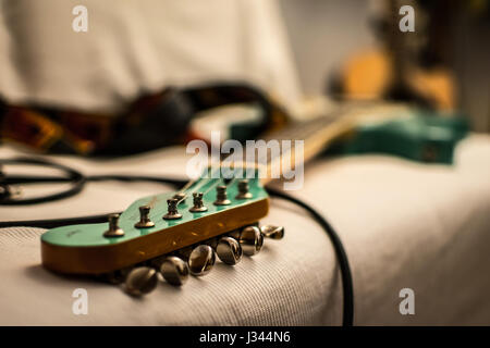 Squier von Fender e-Gitarre, Kopfplatte Nahaufnahme Stockfoto