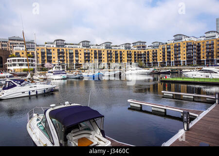 LONDON, Vereinigtes Königreich - 25 APRIL: St. Katharine Docks in London am 25. April 2017. Marina für Yachten und Segelboote in London, Vereinigtes Königreich. Stockfoto