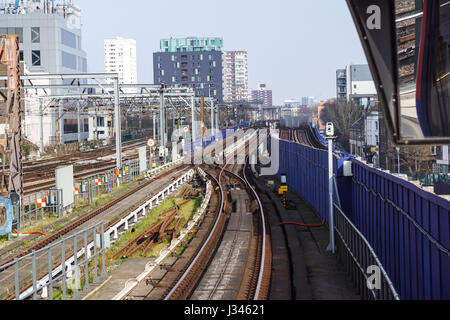 LONDON, England, 1. April 2017: Tower Gateway-Station. DLR-Linie. Eine leichte Metropolregion dienen die umgebaute Harbor Area im Osten von London. Eröffnet wurde er am 31. August 1987 Stockfoto