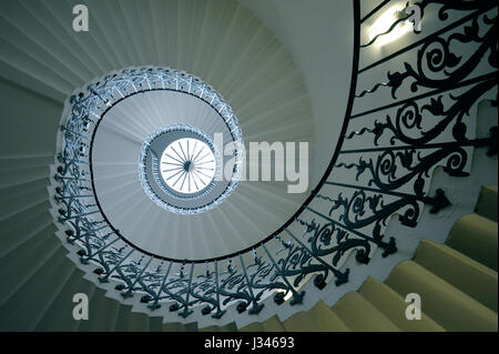 Die kultigen Tulip Treppe in Queens House, Greenwich, London; erbaut im 17. Jahrhundert die erste selbsttragende geometrische Wendeltreppe in Großbritannien. Stockfoto