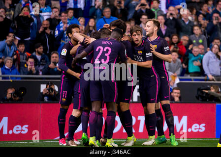 BARCELONA - APR-29: Barcelona-Spieler feiern ein Ziel bei der La Liga-Match zwischen RCD Espanyol Barcelona und dem FC Barcelona. Stockfoto