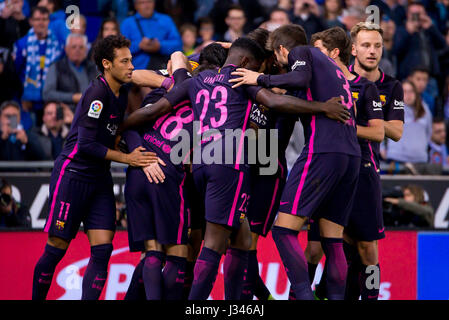 BARCELONA - APR-29: Barcelona-Spieler feiern ein Ziel bei der La Liga-Match zwischen RCD Espanyol Barcelona und dem FC Barcelona. Stockfoto