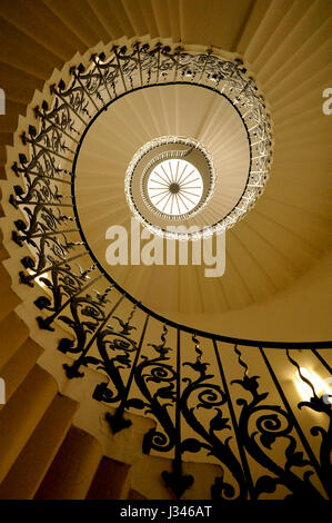 Die kultigen Tulip Treppe in Queens House, Greenwich, London; erbaut im 17. Jahrhundert die erste selbsttragende geometrische Wendeltreppe in Großbritannien. Stockfoto