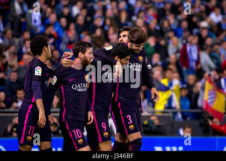 BARCELONA - APR-29: Barcelona-Spieler feiern ein Ziel bei der La Liga-Match zwischen RCD Espanyol Barcelona und dem FC Barcelona. Stockfoto