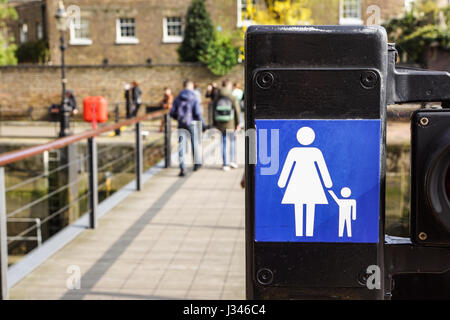 Straße Zeichen, Familie. Kinder in Begleitung eines Erwachsenen.