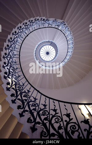 Die kultigen Tulip Treppe in Queens House, Greenwich, London; erbaut im 17. Jahrhundert die erste selbsttragende geometrische Wendeltreppe in Großbritannien. Stockfoto