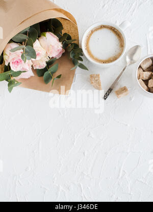 Romantische weibliche Hintergrund mit Kaffee und Rosen auf weiße strukturierte Tabletop, elegante leichte flatlay Stockfoto