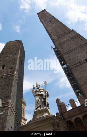 Die beiden alten Türme Garisenda und Asinelli in Bologna Stockfoto