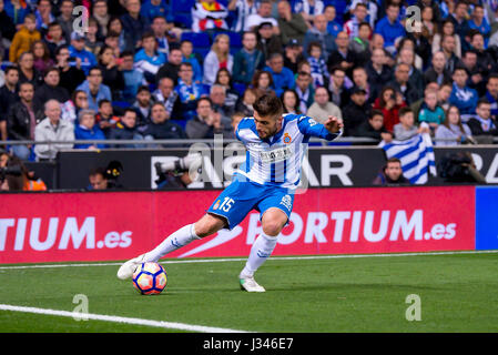 BARCELONA - APR-29: David Lopez spielt bei der La Liga-Match zwischen RCD Espanyol Barcelona und dem FC Barcelona im RCDE Stadion am 29. April 2017 in Barcelona, Spanien Stockfoto