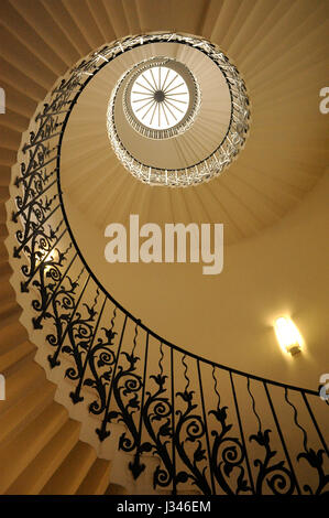 Die kultigen Tulip Treppe in Queens House, Greenwich, London; erbaut im 17. Jahrhundert die erste selbsttragende geometrische Wendeltreppe in Großbritannien. Stockfoto