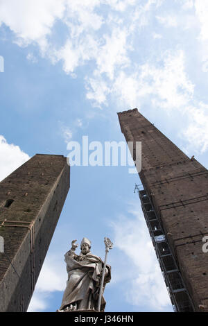 Die beiden alten Türme Garisenda und Asinelli in Bologna Stockfoto