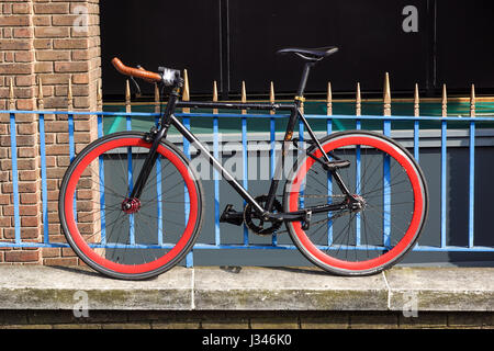 Fahrrad durch mehrere Vorhängeschlösser gegen Diebstahl geschützt Stockfoto