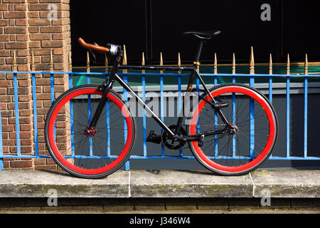 Fahrrad durch mehrere Vorhängeschlösser gegen Diebstahl geschützt Stockfoto