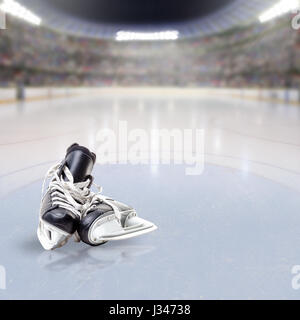 Paar von Hockey Schlittschuhe auf dem Eis in fiktiven Arena mit den Fans in den Ständen und Textfreiraum. 3D-Rendering Hockeyarena Eisbahn. Stockfoto