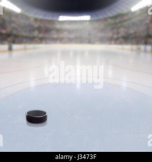 Hockey-Puck auf dem Eis in fiktiven Arena mit den Fans in den Ständen und Textfreiraum. 3D-Rendering Hockeyarena Eisbahn. Stockfoto