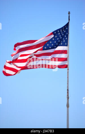 Große amerikanische Flagge mit Stolz im Wind Stockfoto