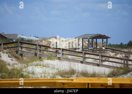 Tybee Island Boardwalk an einem sonnigen Tag Stockfoto