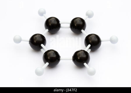 Kugel-und-Peitsche-Plastikmodell eines Moleküls Benzol (C6H6) auf einem weißen Hintergrund. Das Molekül ist mit Kekule Struktur dargestellt. Stockfoto