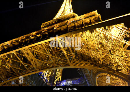 Perspektivische Ansicht aus bis auf die Spitze des Eiffelturms bei Nacht, Paris Stockfoto