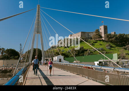 Burg Sohail (10. Jahrhundert) und Fußgänger Brücke über Fuengirola Fluss, Fuengirola, Malaga Provinz, Region von Andalusien, Spanien, Europa Stockfoto
