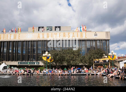 Touristen und Einheimische rund um Brunnen pool am Place des Arts sitzen während Montreal International Jazz Festival. Quebec, Kanada Stockfoto