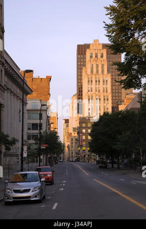Notre-Dame Street ohne Verkehr auf der Suche nach Westen bei Sonnenaufgang, Old Montreal, Quebec, Kanada Stockfoto