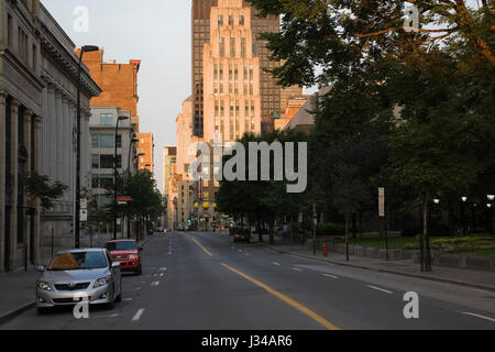 Notre-Dame Street ohne Verkehr auf der Suche nach Westen in der Morgendämmerung, Old Montreal, Quebec, Kanada Stockfoto