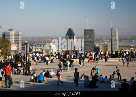 Skyline von Montreal und den Menschen am Aussichtspunkt auf dem Mount Royal Park im Herbst, Quebec, Kanada. Stockfoto