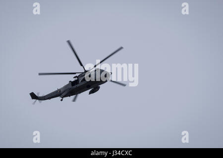 Ein Sikorsky Sea King Hubschrauber fliegen overhead. Stockfoto