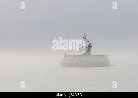 Die Halifax-Dartmouth Ferry im Nebel. Nova Scotia, Kanada. Stockfoto